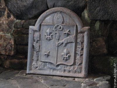 Blason de Thiron sur une plaque de cheminée à l'abbaye d'Hambye