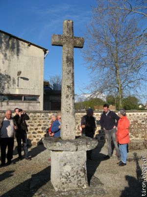 Croix du prieuré St-Pierre de Louïe dans le cimetière de La Fresnay