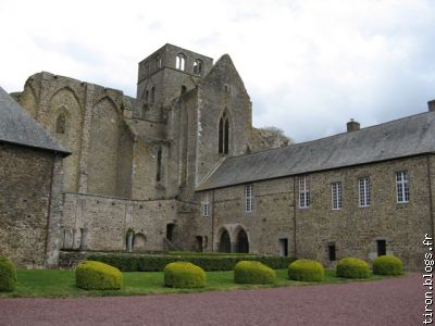 L'Abbaye d'Hambye vue du cloître