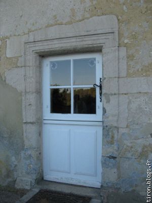L'encadrure de la porte témoigne du prieuré